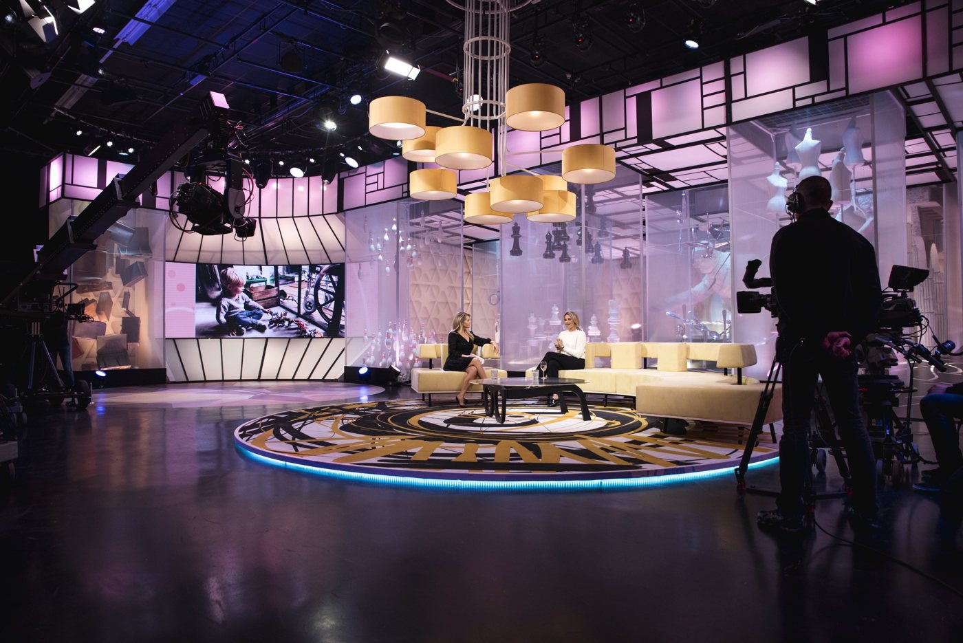 Opnames van & Chantal: Chantal Janzen in gesprek met een gast in de studio, met cameraman op de voorgrond