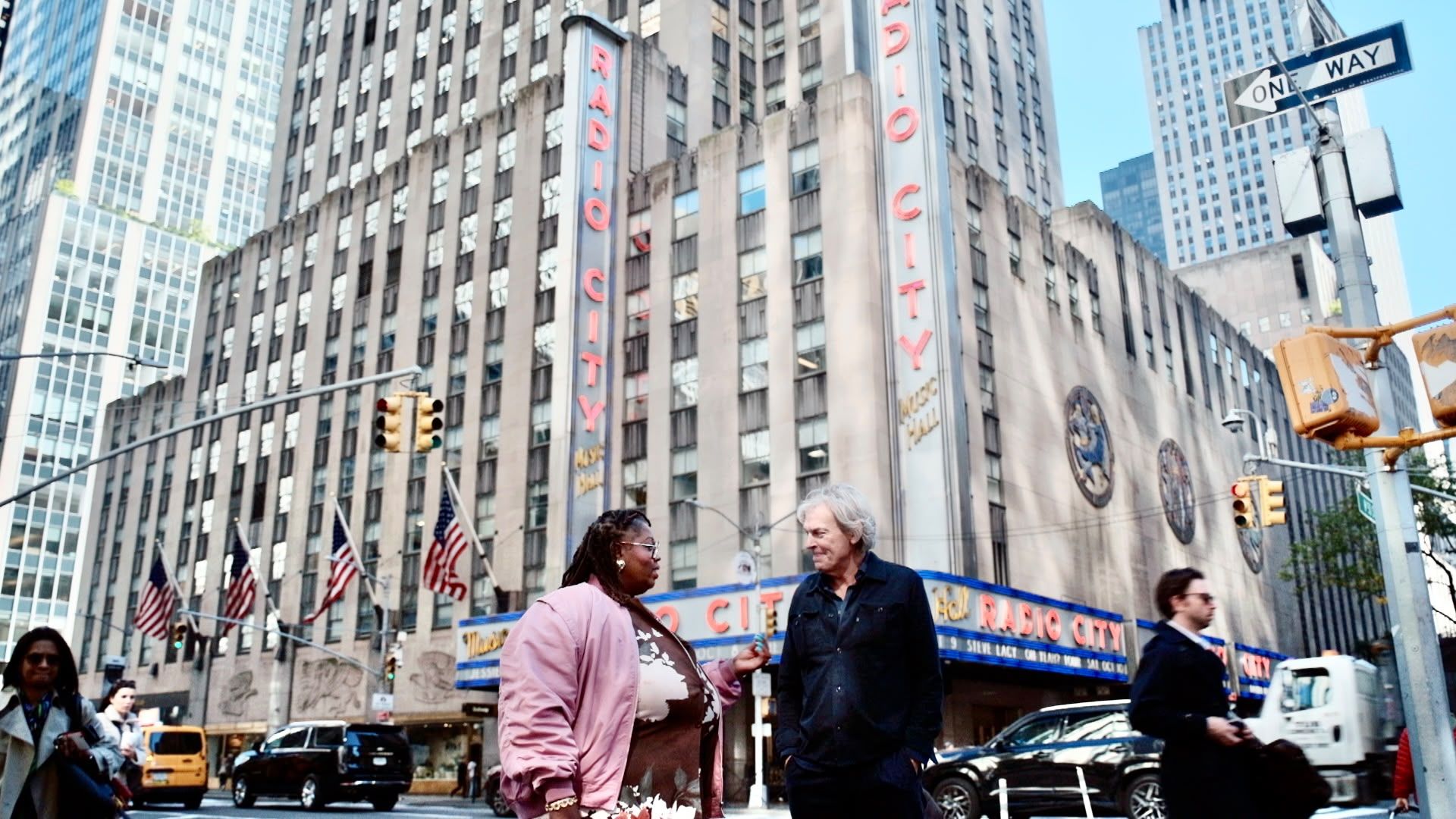 Twee mensen in gesprek voor Radio City Music Hall in New York