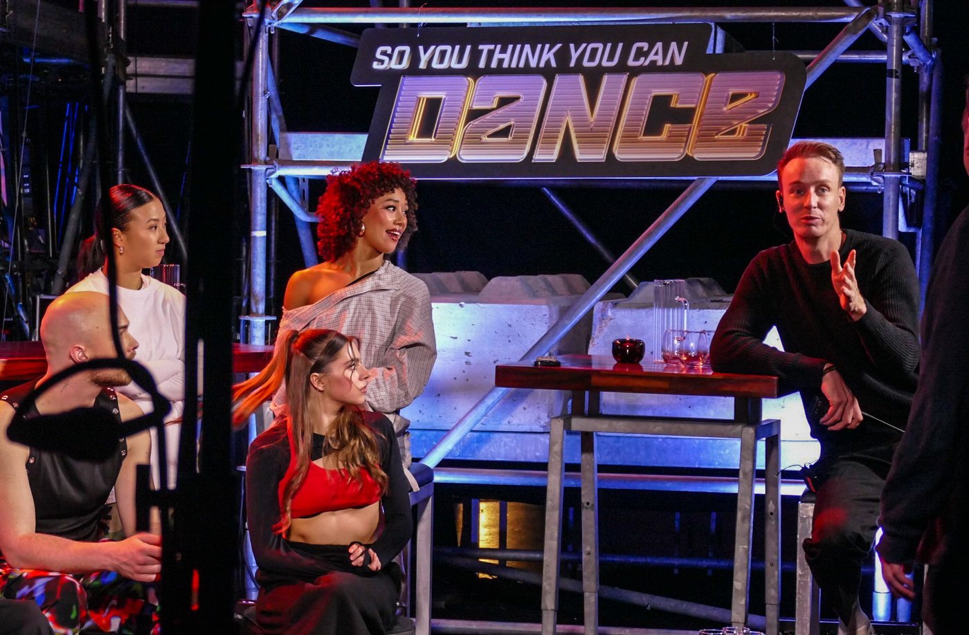 Opnames van So You Think You Can Dance: dansers bij het decor